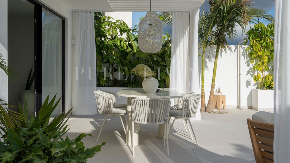 Stunning five-bedroom villa with magnificent mountain views, ideally located in the heart of Nueva Andalucía