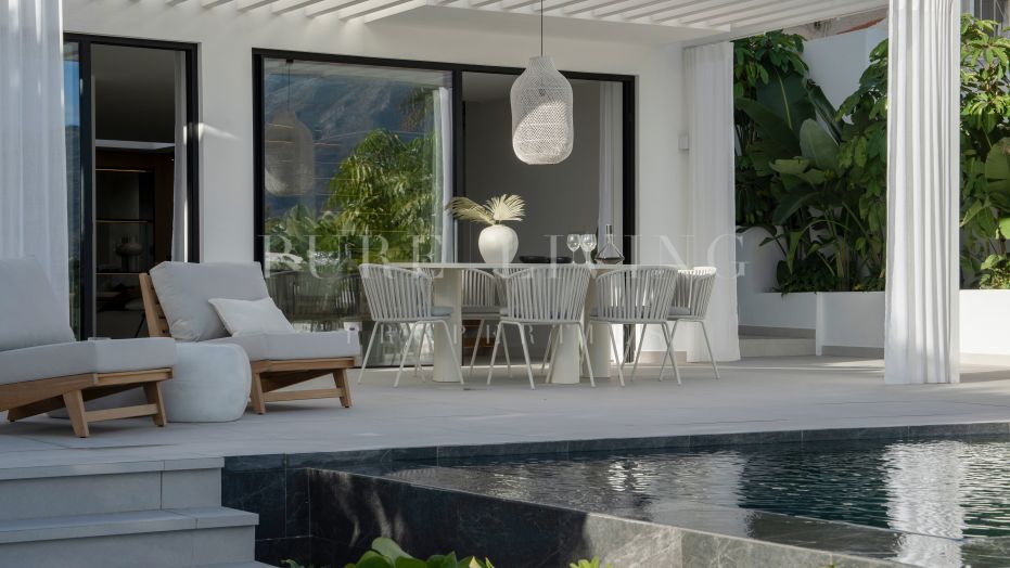 Stunning five-bedroom villa with magnificent mountain views, ideally located in the heart of Nueva Andalucía
