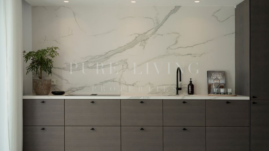 Stunning five-bedroom villa with magnificent mountain views, ideally located in the heart of Nueva Andalucía