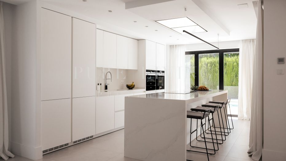 5-Bedroom Villa with Sea Views and South-West Orientation in Nueva Andalucía