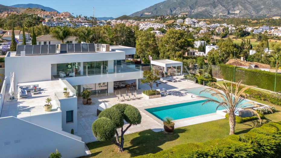 Exquisita villa contemporánea ubicada en el prestigioso enclave de La Cerquilla, en el corazón de Nueva Andalucía