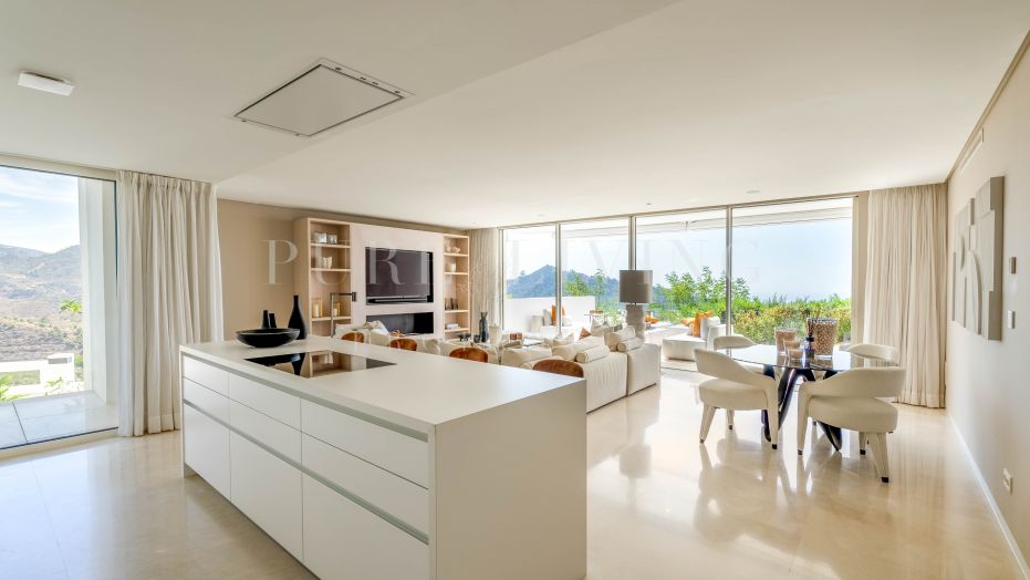 Luxurious Ground Floor Apartment in Palo Alto, Ojen with Panoramic Sea Views