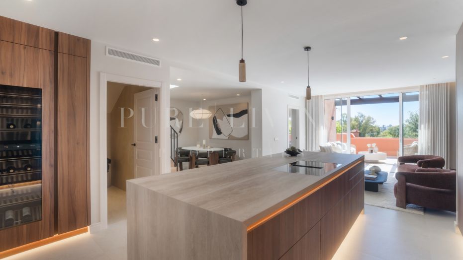 Alminar: Een verfijnd mediterraan duplex in het hart van Nueva Andalucía