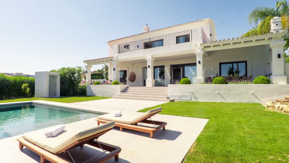 Villa Moderne de 5 Chambres avec de Spacieuses Terrasses dans un Emplacement de Choix à Nueva Andalucía