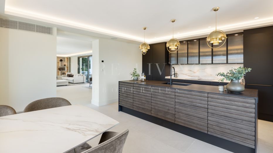 Villa de luxe contemporaine nichée à Las Brisas Golf, Nueva Andalucía