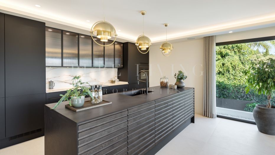 Villa de luxe contemporaine nichée à Las Brisas Golf, Nueva Andalucía