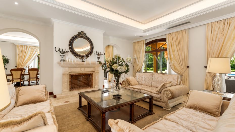 Luxe strandvilla met acht slaapkamers in Guadalmina Baja met groot perceel en privéspa