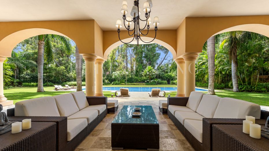 Luxe strandvilla met acht slaapkamers in Guadalmina Baja met groot perceel en privéspa