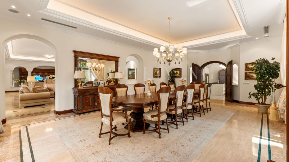 Luxe strandvilla met acht slaapkamers in Guadalmina Baja met groot perceel en privéspa