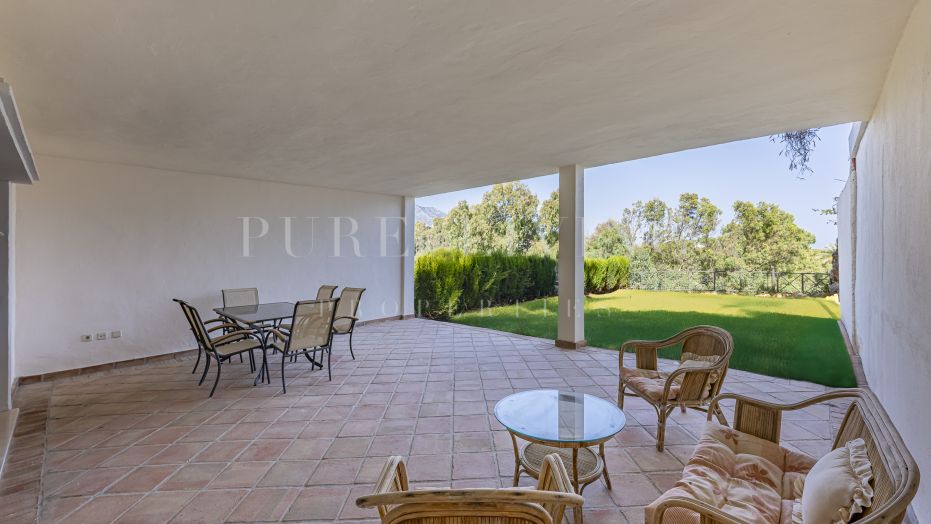 Ground floor apartment with private garden in Palacetes Los Belvederes, Nueva Andalucía