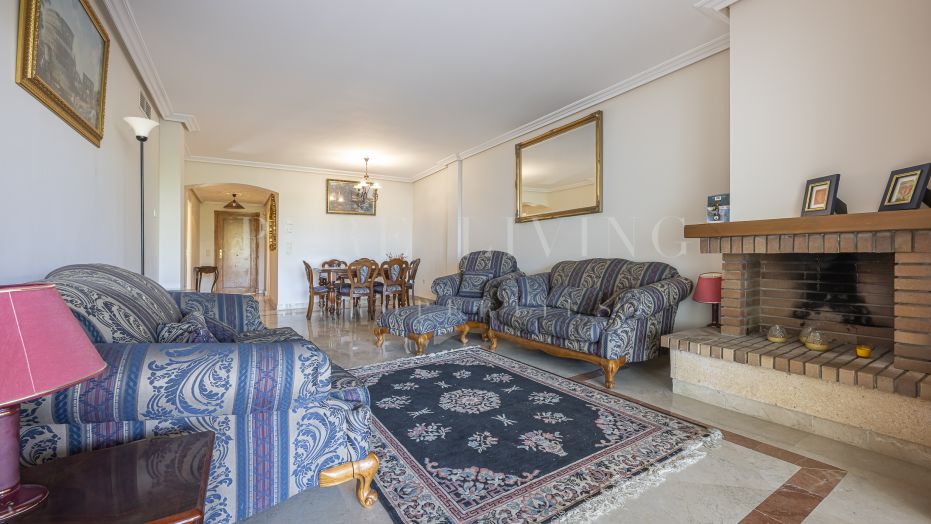 Ground floor apartment with private garden in Palacetes Los Belvederes, Nueva Andalucía