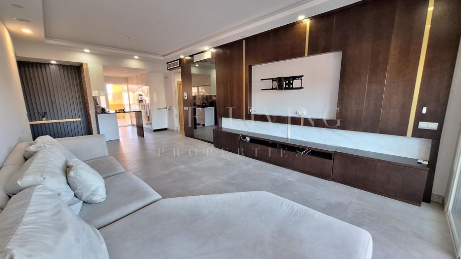 Gerenoveerd appartement met uitzicht op zee en het zwembad, gelegen in Toscana Hills