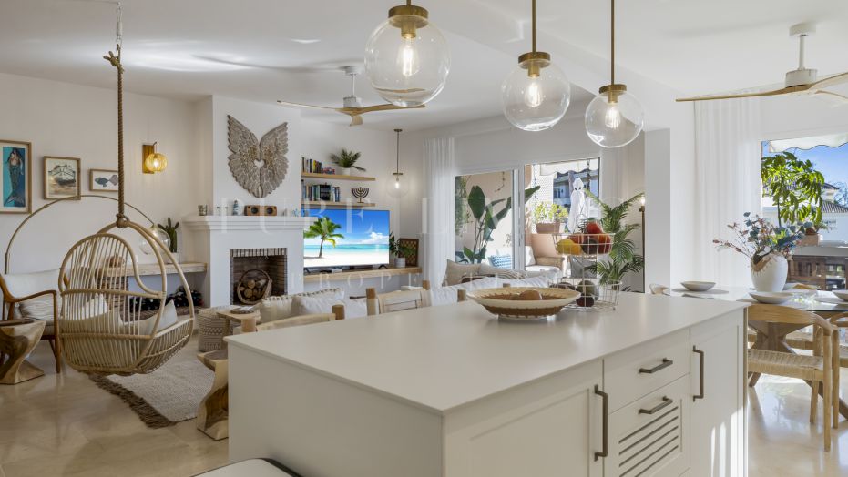 Gerenoveerd appartement met 4 slaapkamers te koop in Park Beach, Estepona