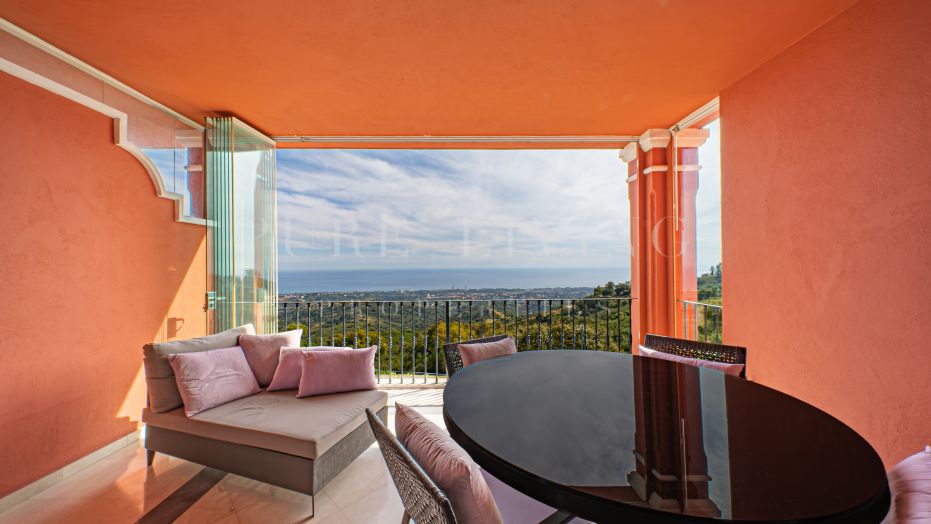 Luxury furnished apartment with panoramic sea views for rent