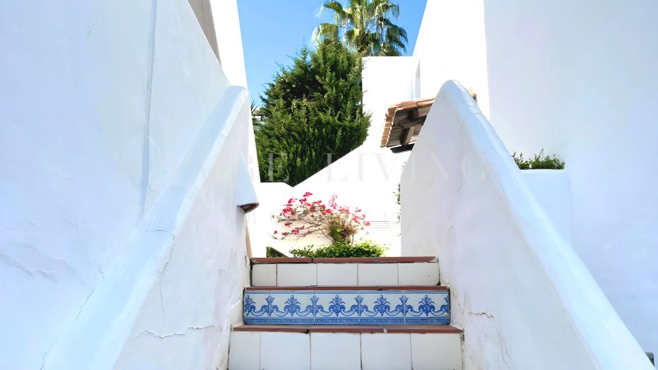 Modern Ground-Floor Apartment with Private Garden in Nueva Andalucía