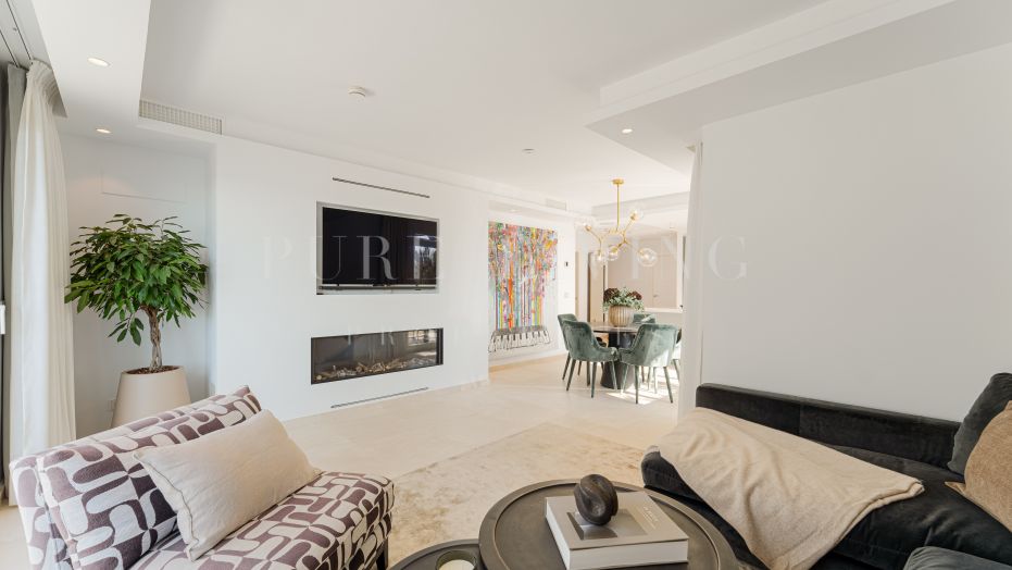 Elegant three bedroom duplex penthouse with sea views in San Pedro Beachside