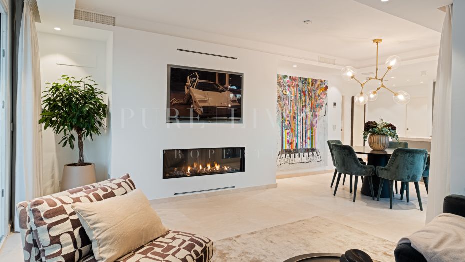 Elegant three bedroom duplex penthouse with sea views in San Pedro Beachside