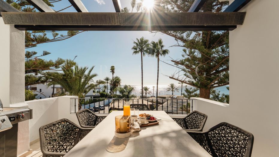 Elegant three bedroom duplex penthouse with sea views in San Pedro Beachside