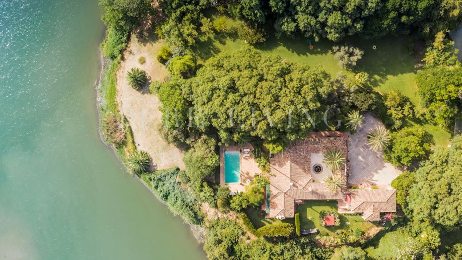 Cortijo andalou unique en bord de lac au cœur d’un environnement naturel à Benahavís