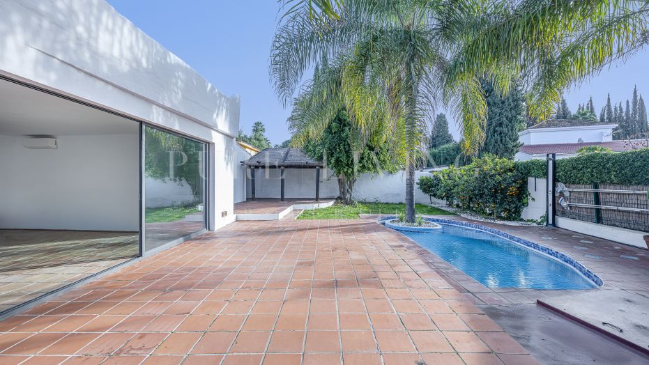 High potential 3 bedroom corner plot villa with private pool located in prime Nagüeles, Marbella Golden Mile