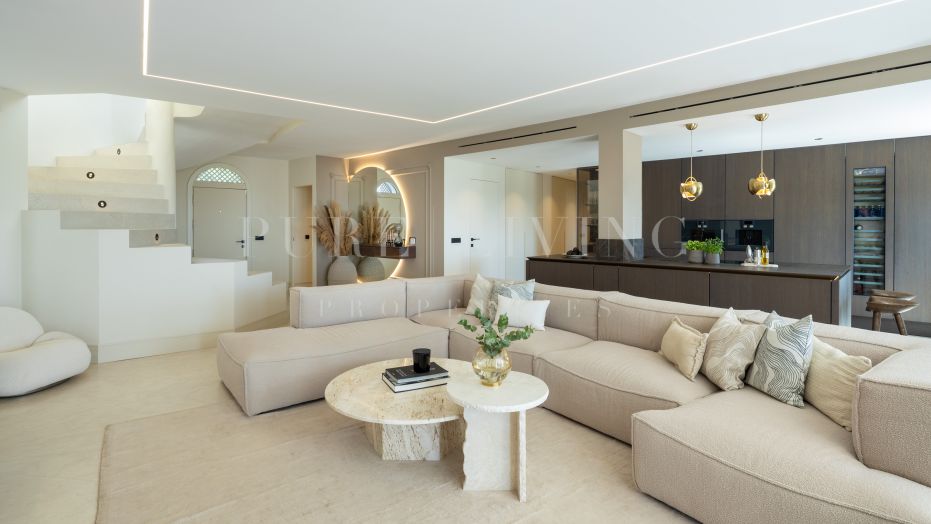 Renovated four bedroom duplex penthouse in Jardines Colgantes, Marbella Hill Club