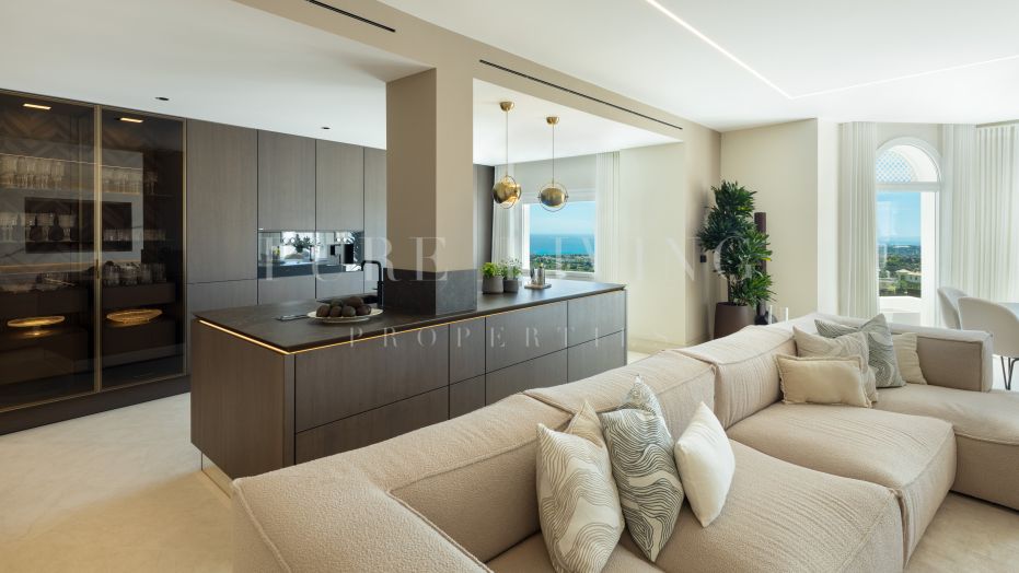 Renovated four bedroom duplex penthouse in Jardines Colgantes, Marbella Hill Club