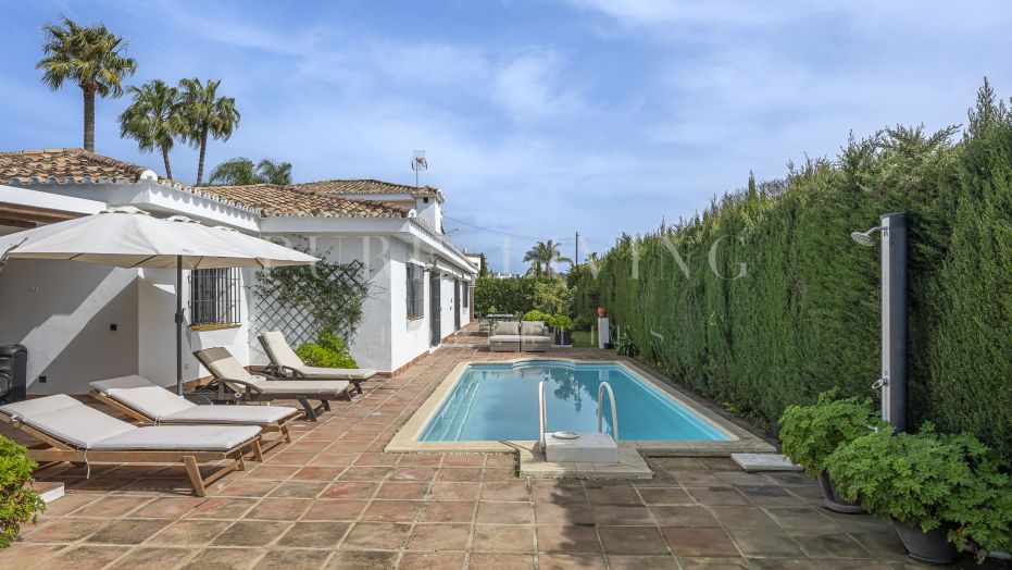 Elegante villa met 5 slaapkamers, privézwembad en zeezicht, op slechts enkele stappen van het strand in de exclusieve Marbella Golden Mile.