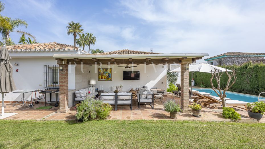 Elegante villa met 5 slaapkamers, privézwembad en zeezicht, op slechts enkele stappen van het strand in de exclusieve Marbella Golden Mile.