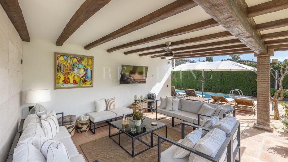 Elegante villa met 5 slaapkamers, privézwembad en zeezicht, op slechts enkele stappen van het strand in de exclusieve Marbella Golden Mile.