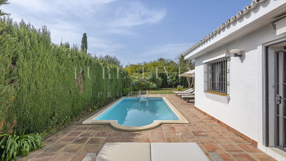 Elegante villa met 5 slaapkamers, privézwembad en zeezicht, op slechts enkele stappen van het strand in de exclusieve Marbella Golden Mile.