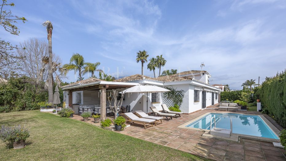 Elegante villa met 5 slaapkamers, privézwembad en zeezicht, op slechts enkele stappen van het strand in de exclusieve Marbella Golden Mile.