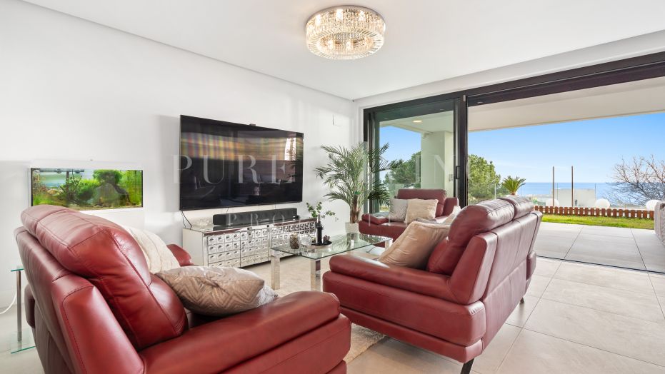 Exclusive frontline golf 3 bedroom apartment with panoramic sea views located in Cabopino, Marbella East