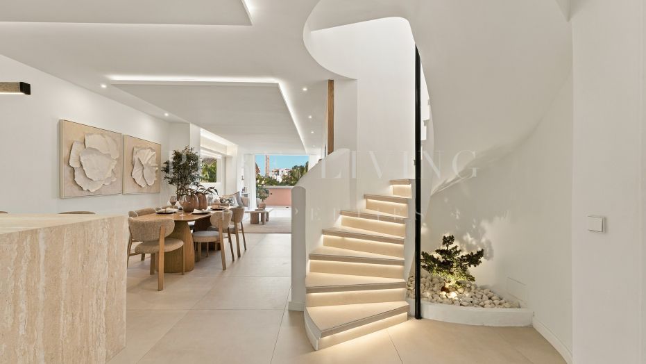 Luxueux penthouse duplex avec terrasse privée sur le toit et jacuzzi, dans un emplacement privilégié de Nueva Andalucía