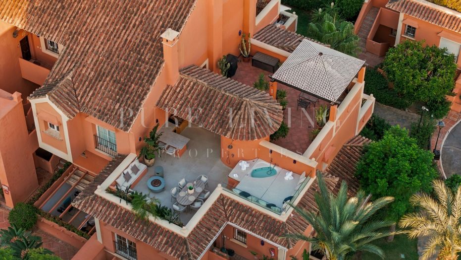 Luxueux penthouse duplex avec terrasse privée sur le toit et jacuzzi, dans un emplacement privilégié de Nueva Andalucía