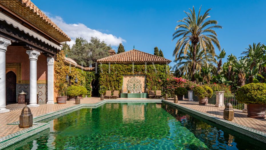 Een betoverende residentie in Andalusische stijl met Moorse invloeden, gelegen in Nagüeles aan Marbella’s prestigieuze Golden Mile.
