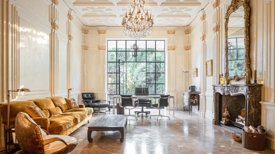 Een betoverende residentie in Andalusische stijl met Moorse invloeden, gelegen in Nagüeles aan Marbella’s prestigieuze Golden Mile.