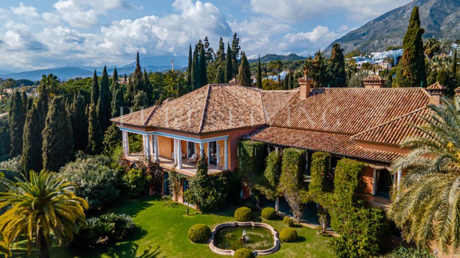 Een betoverende residentie in Andalusische stijl met Moorse invloeden, gelegen in Nagüeles aan Marbella’s prestigieuze Golden Mile.