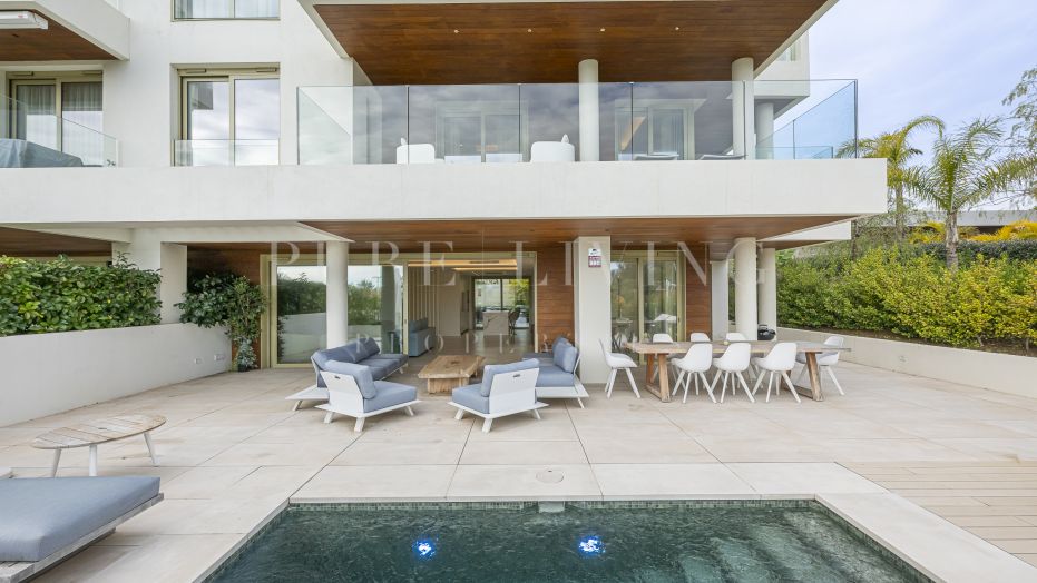 Luxe triplex met 5 slaapkamers en panoramisch uitzicht in Benalús, Marbella Golden Mile