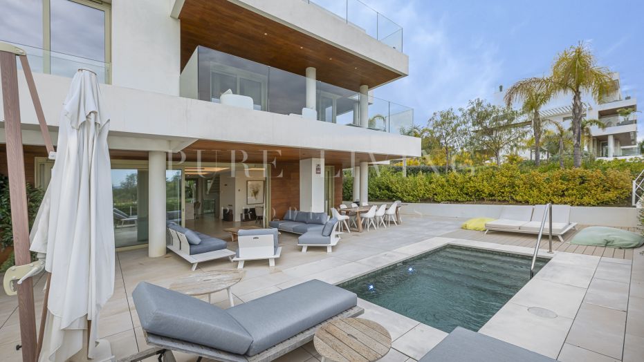 Luxe triplex met 5 slaapkamers en panoramisch uitzicht in Benalús, Marbella Golden Mile
