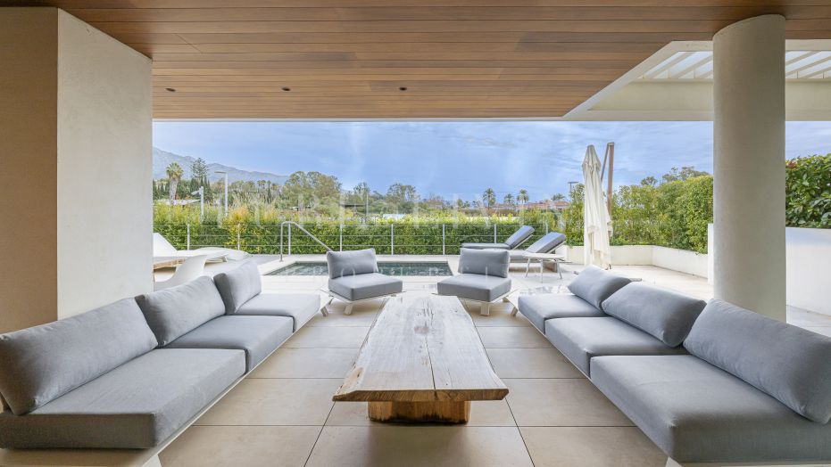 Luxe triplex met 5 slaapkamers en panoramisch uitzicht in Benalús, Marbella Golden Mile
