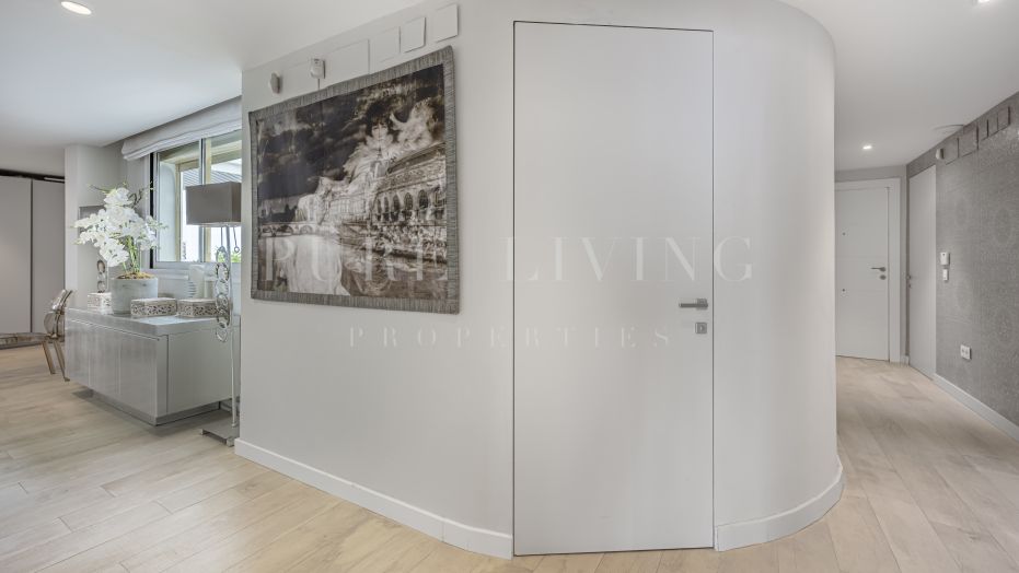 Ático de lujo en primera línea de playa en Playa Esmeralda, Marbella Golden Mile