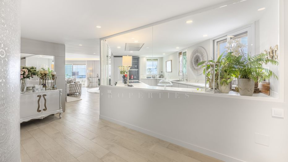 Ático de lujo en primera línea de playa en Playa Esmeralda, Marbella Golden Mile