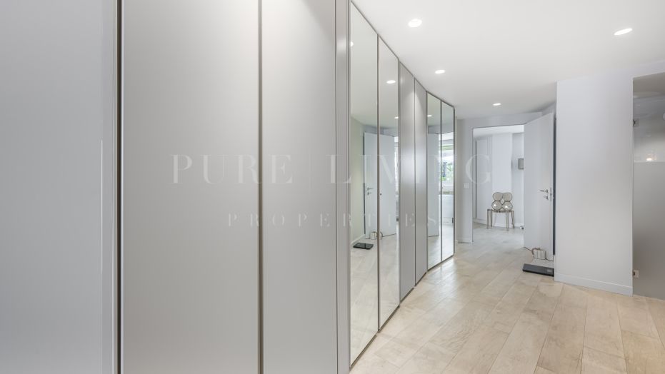 Ático de lujo en primera línea de playa en Playa Esmeralda, Marbella Golden Mile