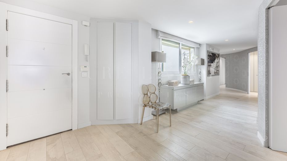 Ático de lujo en primera línea de playa en Playa Esmeralda, Marbella Golden Mile