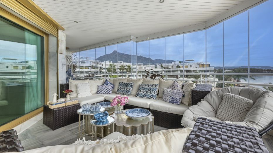 Ático de lujo en primera línea de playa en Playa Esmeralda, Marbella Golden Mile