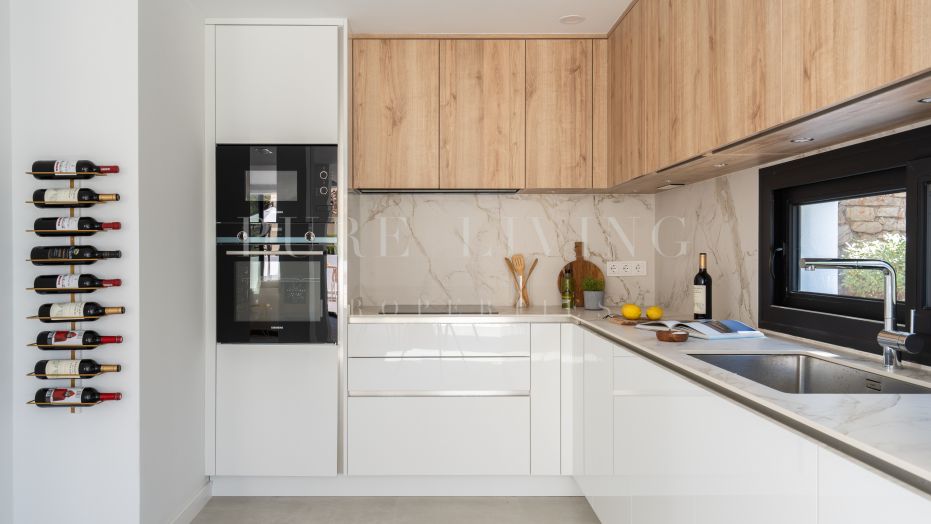 Modern villa with walking distance to amenities.