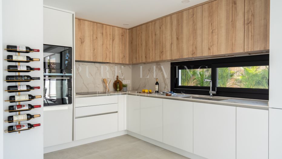 Modern villa with walking distance to amenities.