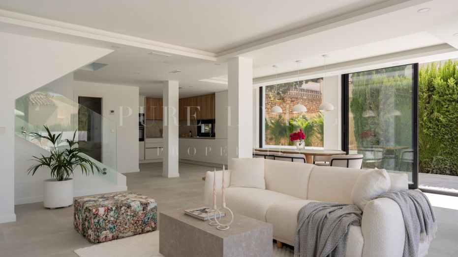 Modern villa with walking distance to amenities.