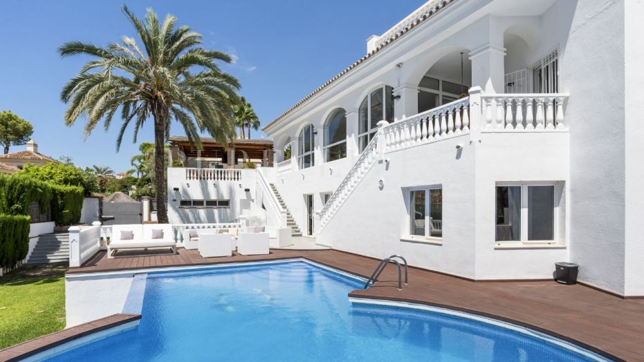 Oportunidad en Elviria: Villa de 5 dormitorios con vistas parciales al mar, a poca distancia a pie de Santa Maria Golf