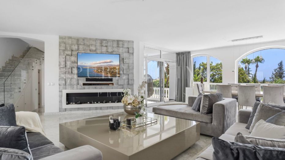 Oportunidad en Elviria: Villa de 5 dormitorios con vistas parciales al mar, a poca distancia a pie de Santa Maria Golf